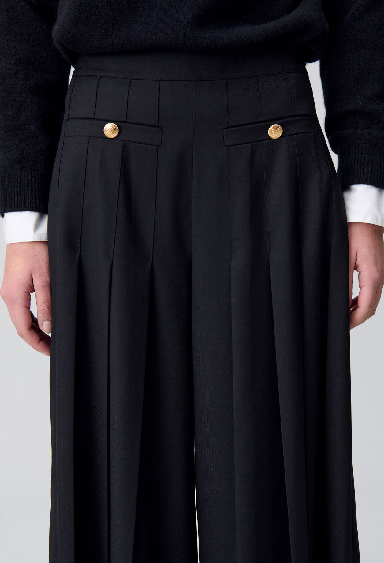 Pantalón amplio con pliegues