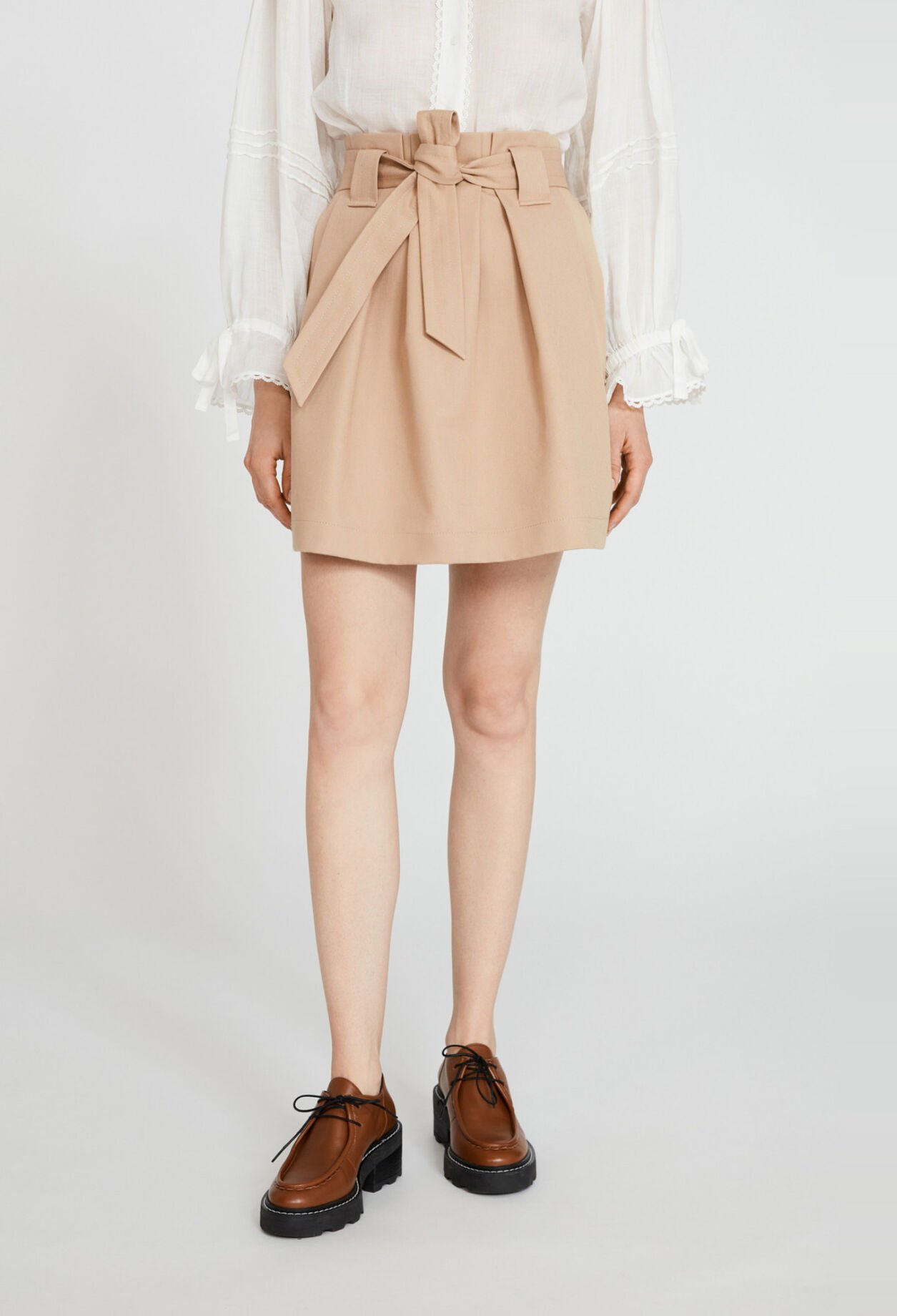 Falda corta con cinturón
