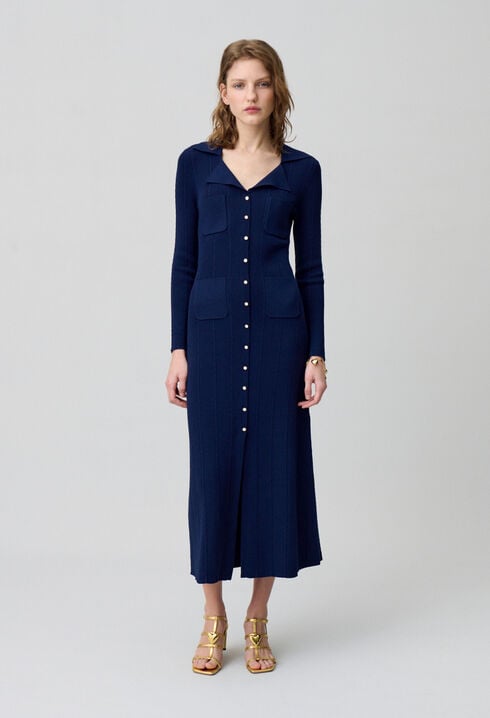 Vestido de punto de longitud media.