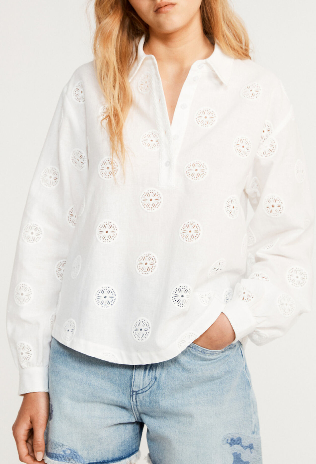 Blusa de manga larga y cuello polo