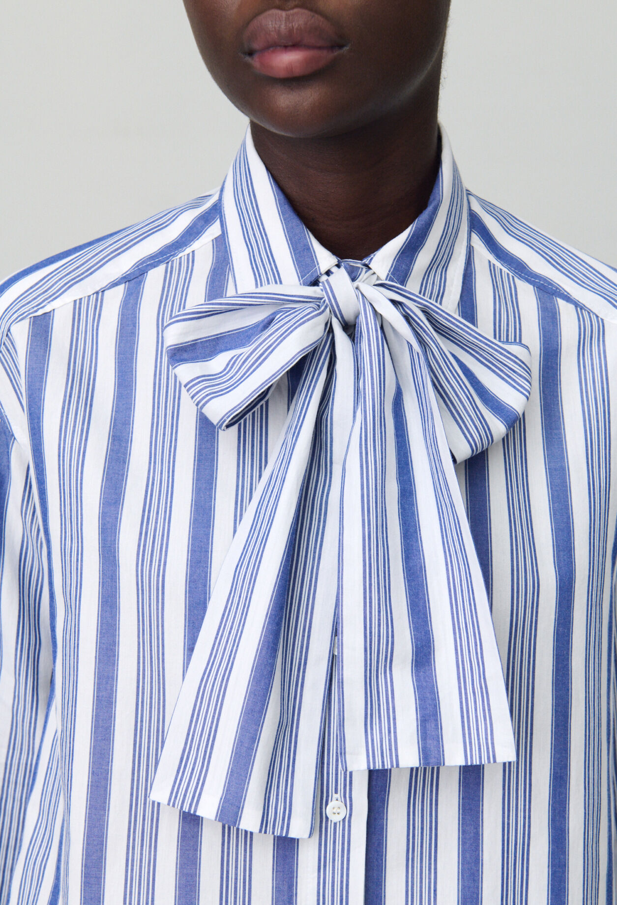 Camisa con rayas y lazo