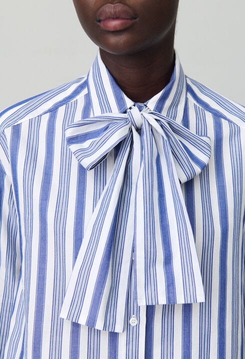 Camisa con rayas y lazo