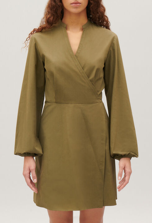 Vestido corto cruzado cuello mao