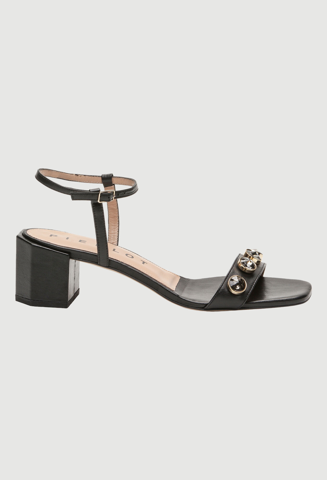 Sandalias con tacones cuadrados