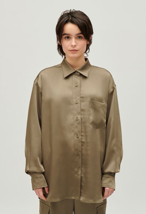 Camisa satinada holgada en caqui