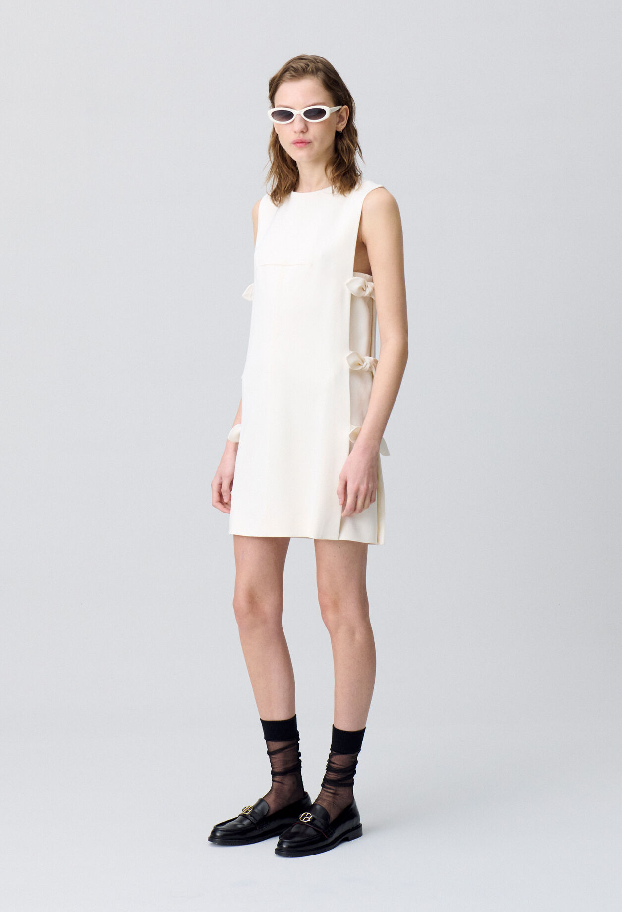 Vestido corto con lazos