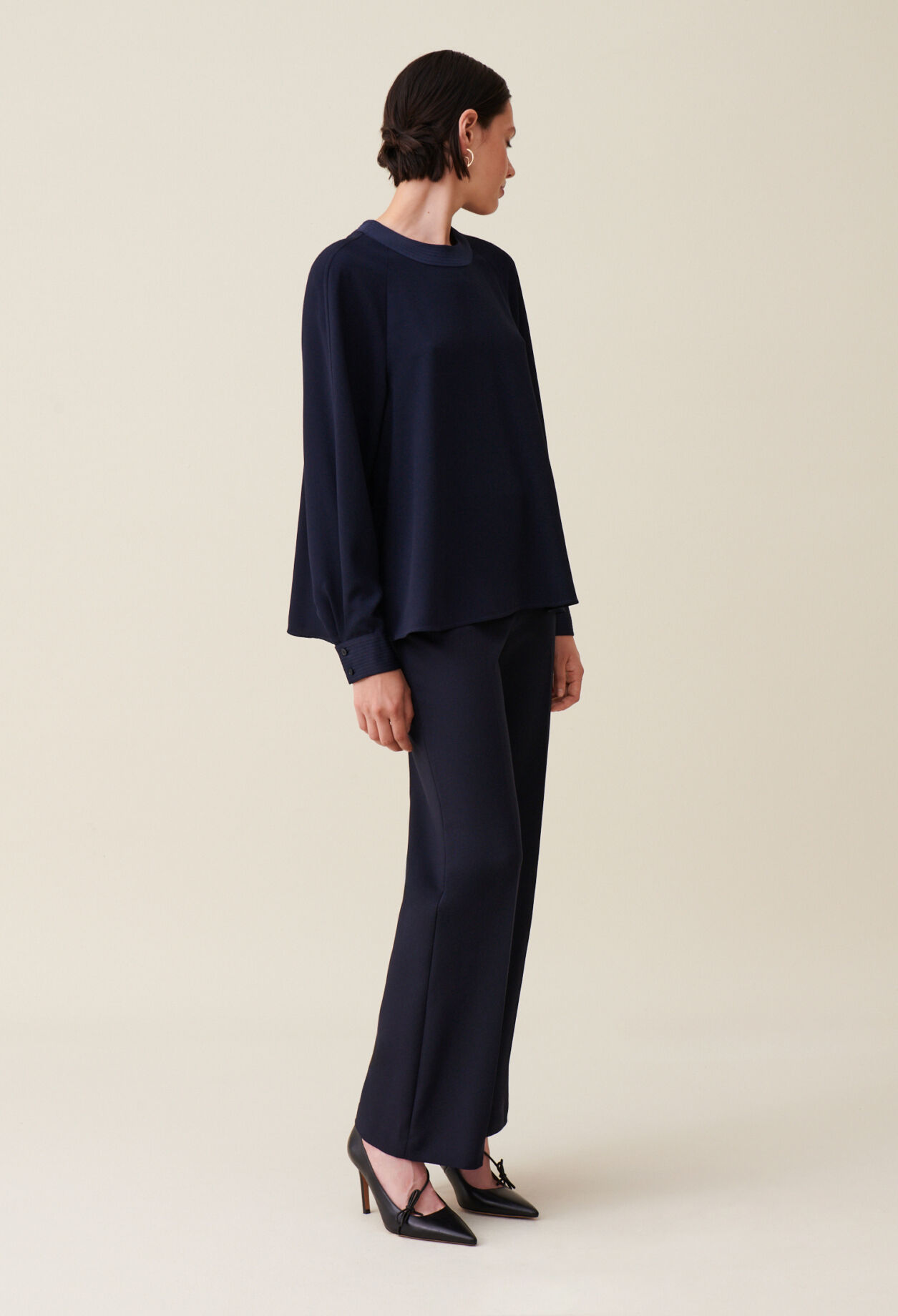 Blusa fluida cinturón azul marino