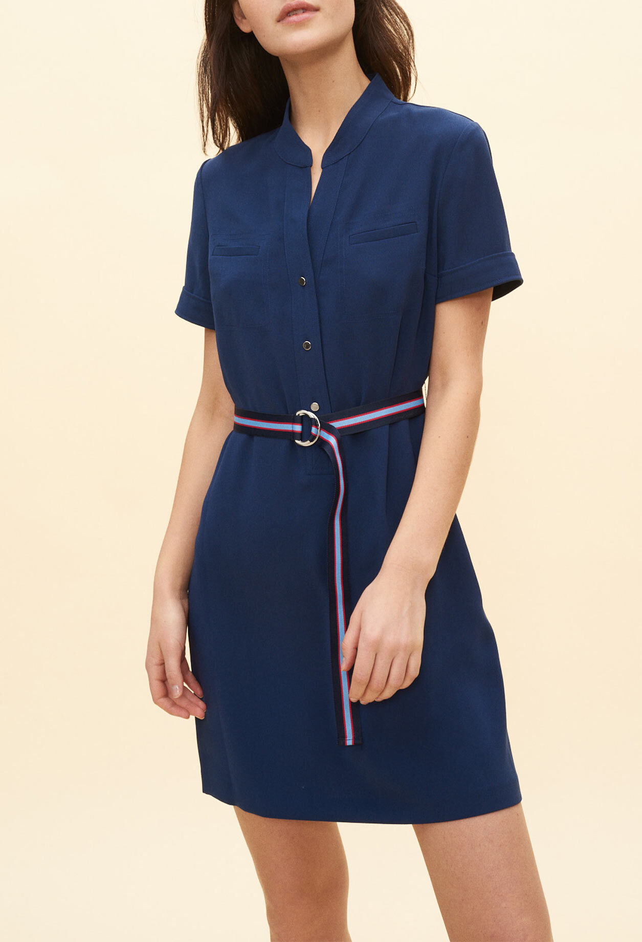 Vestido corto con cinturón