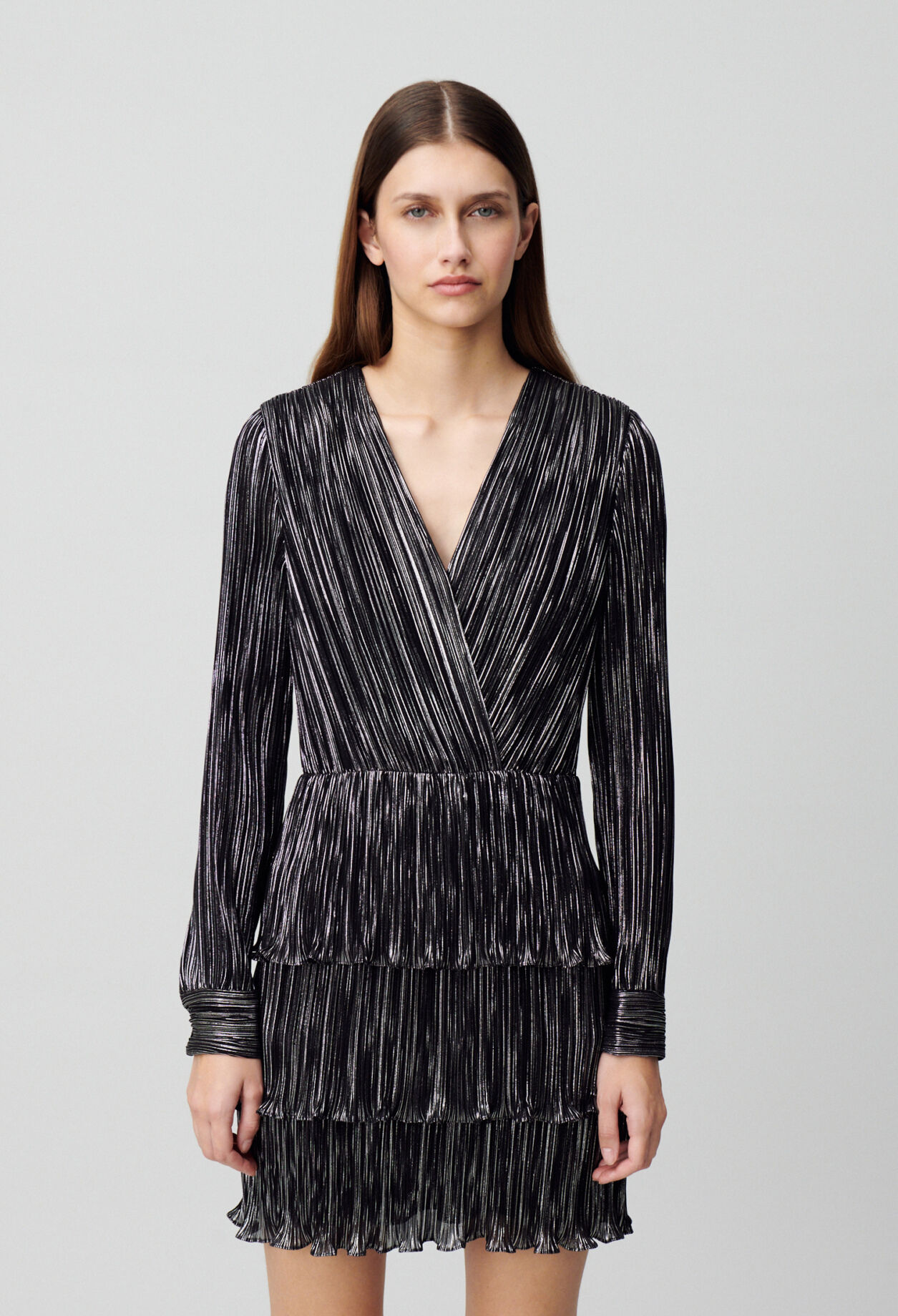 Vestido plateado corto de volantes
