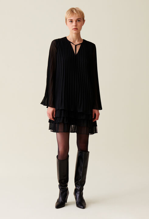 Vestido corto negro volantes