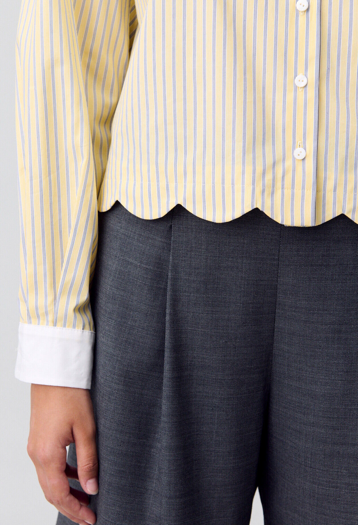 Camisa de rayas con cuello claudine