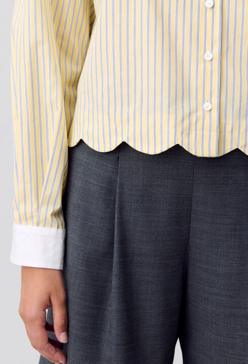 Camisa de rayas con cuello claudine
