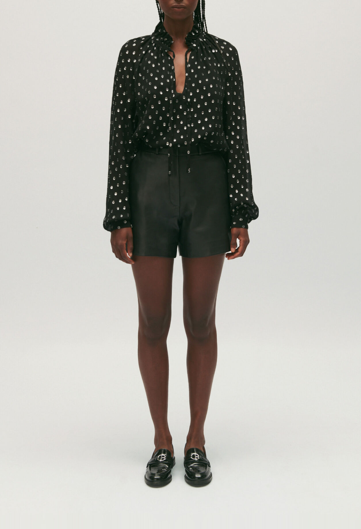 Camisa negra de lunares