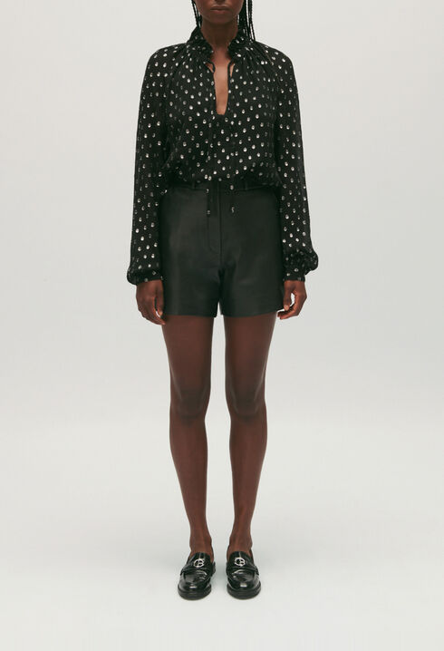 Camisa negra de lunares