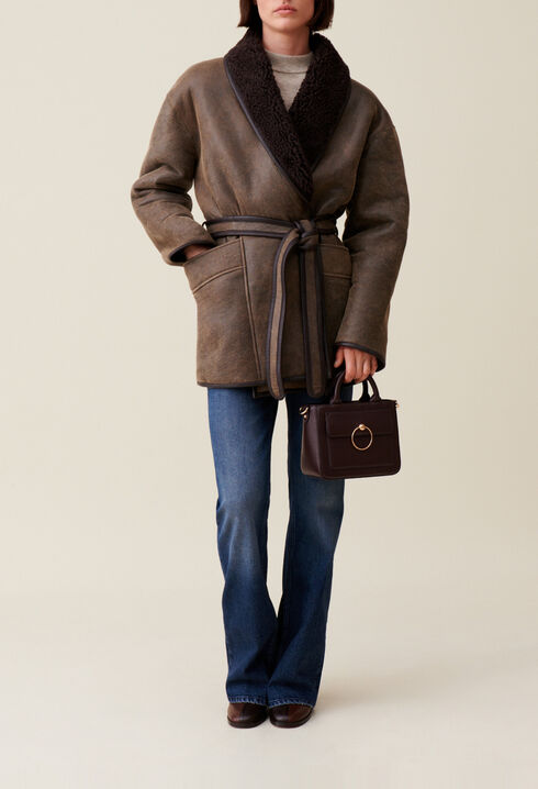 Piel de oveja con cintur&oacute;n topo