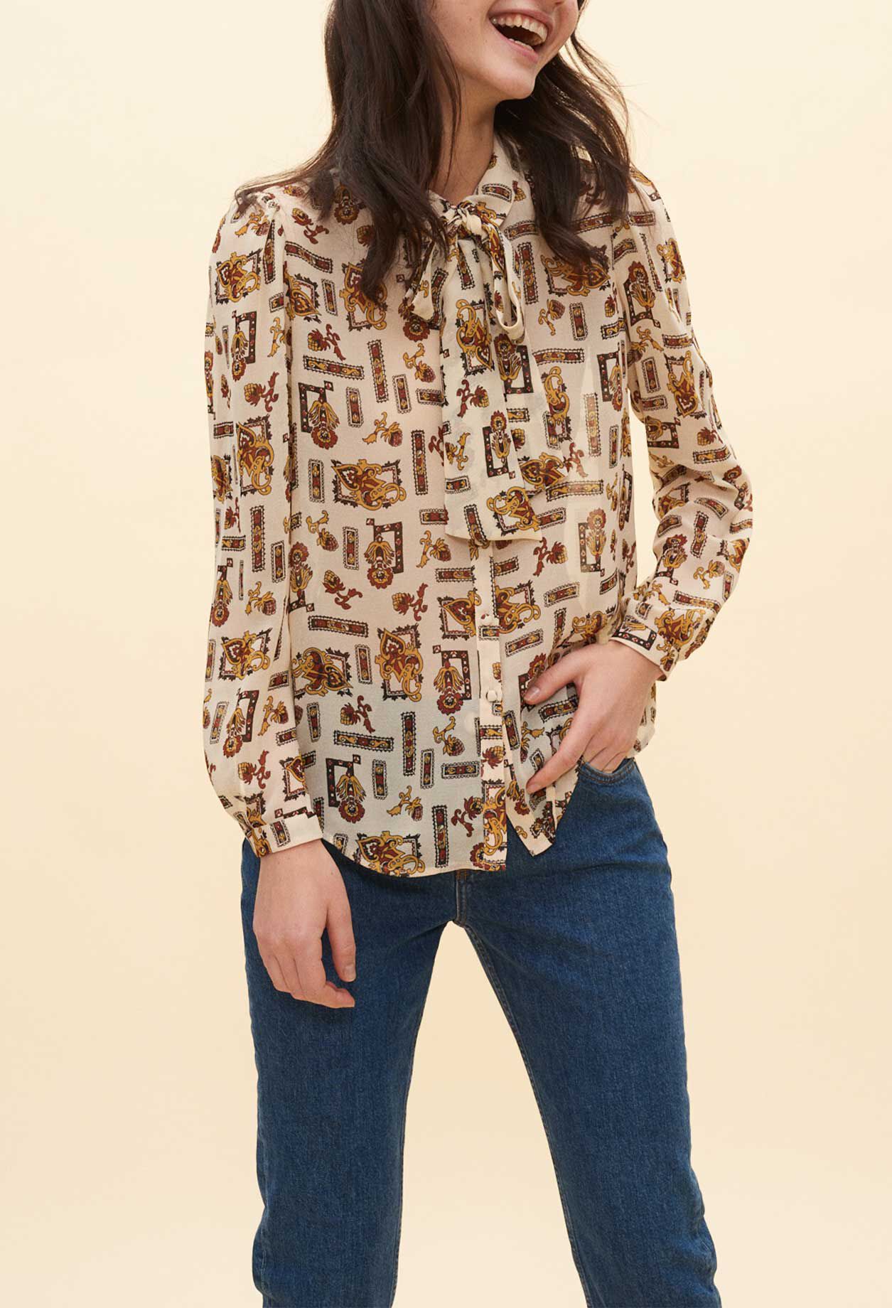 Blusa con chalina y dibujos