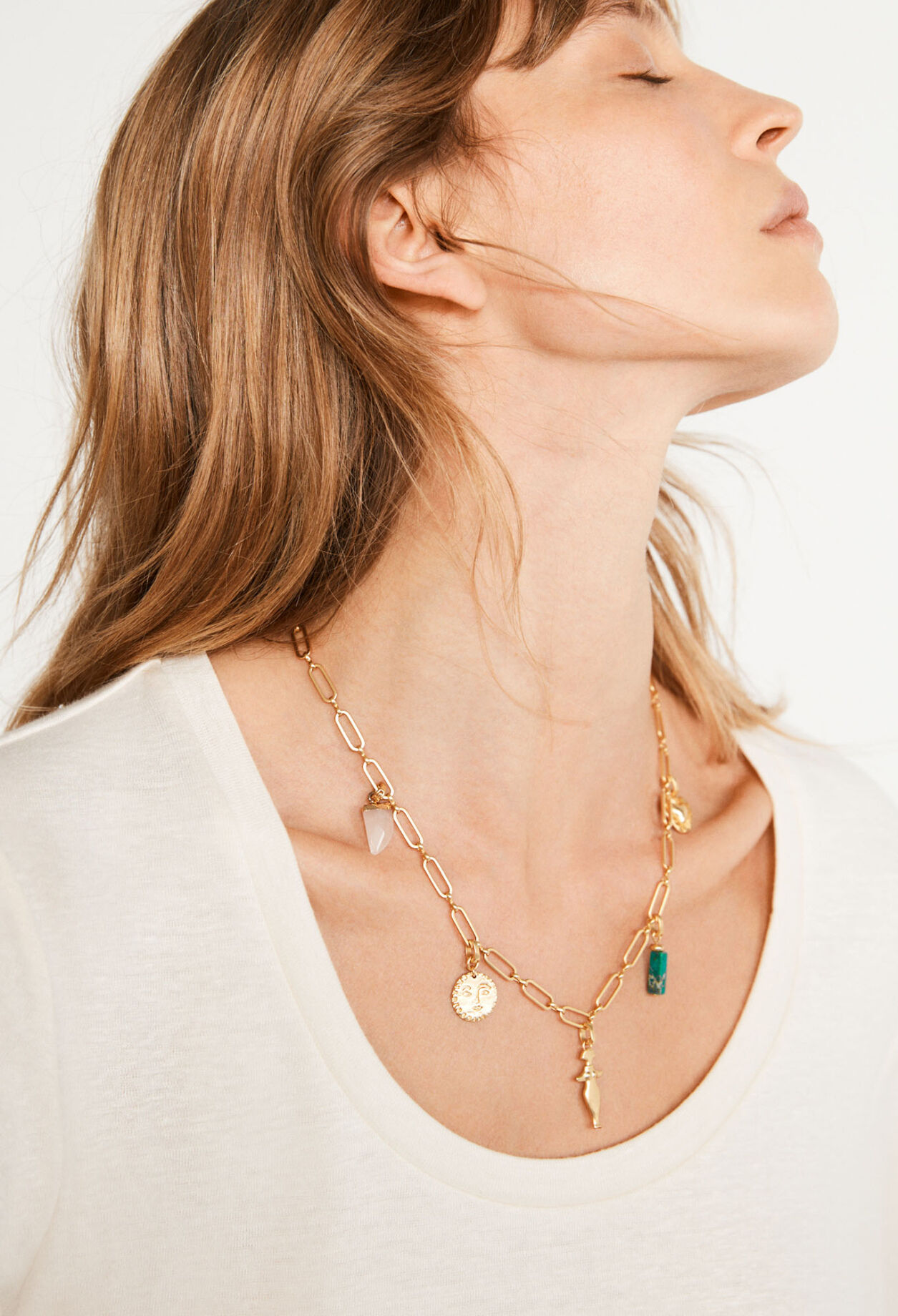 Collar de mallas doradas