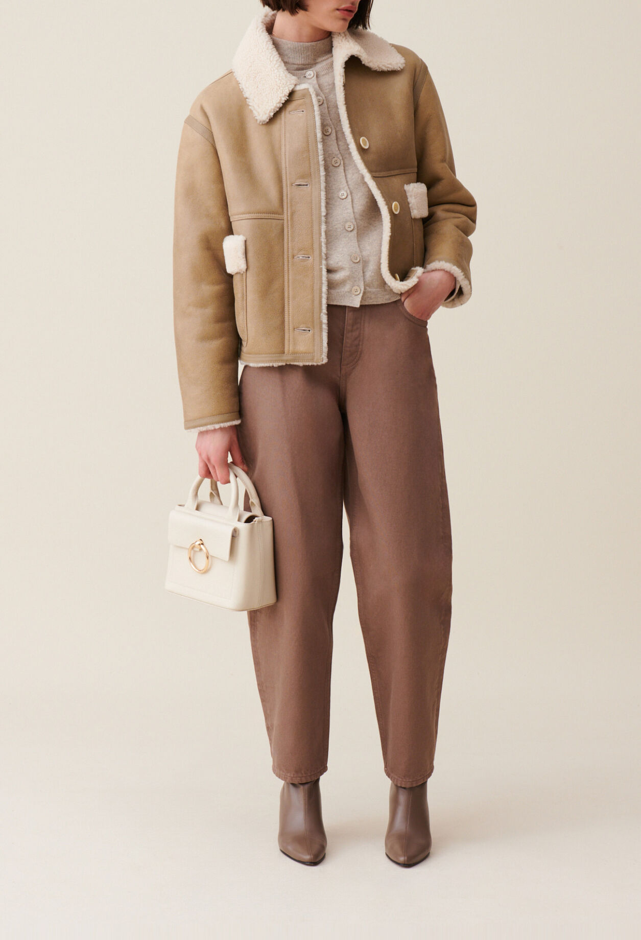 Chaqueta corta de piel beige
