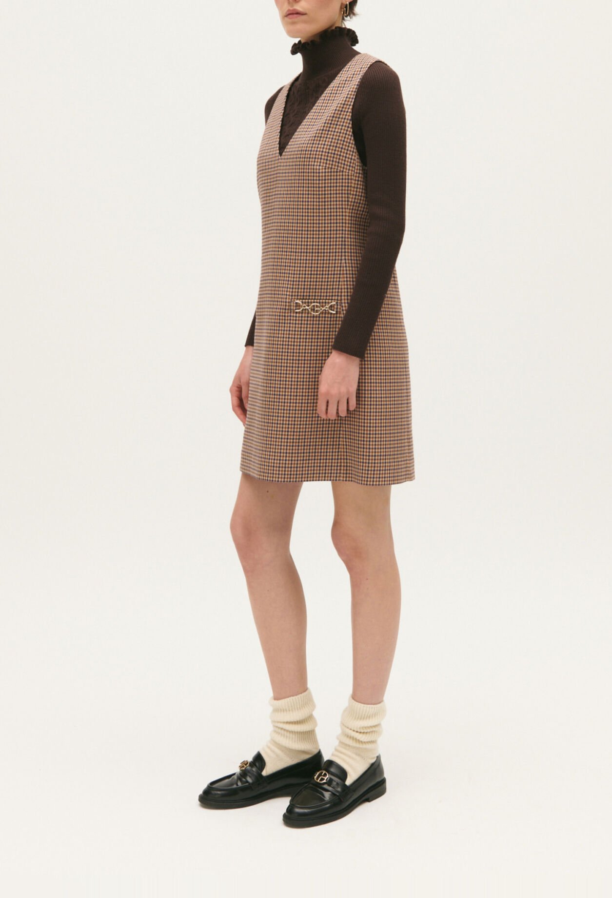 Vestido corto con estampado camel