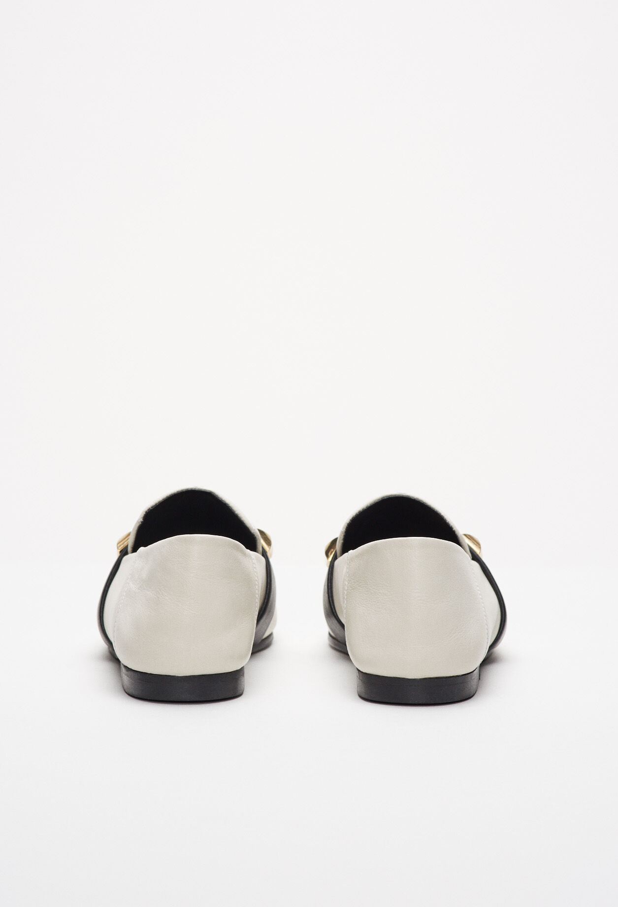 Mocasines con tachuelas