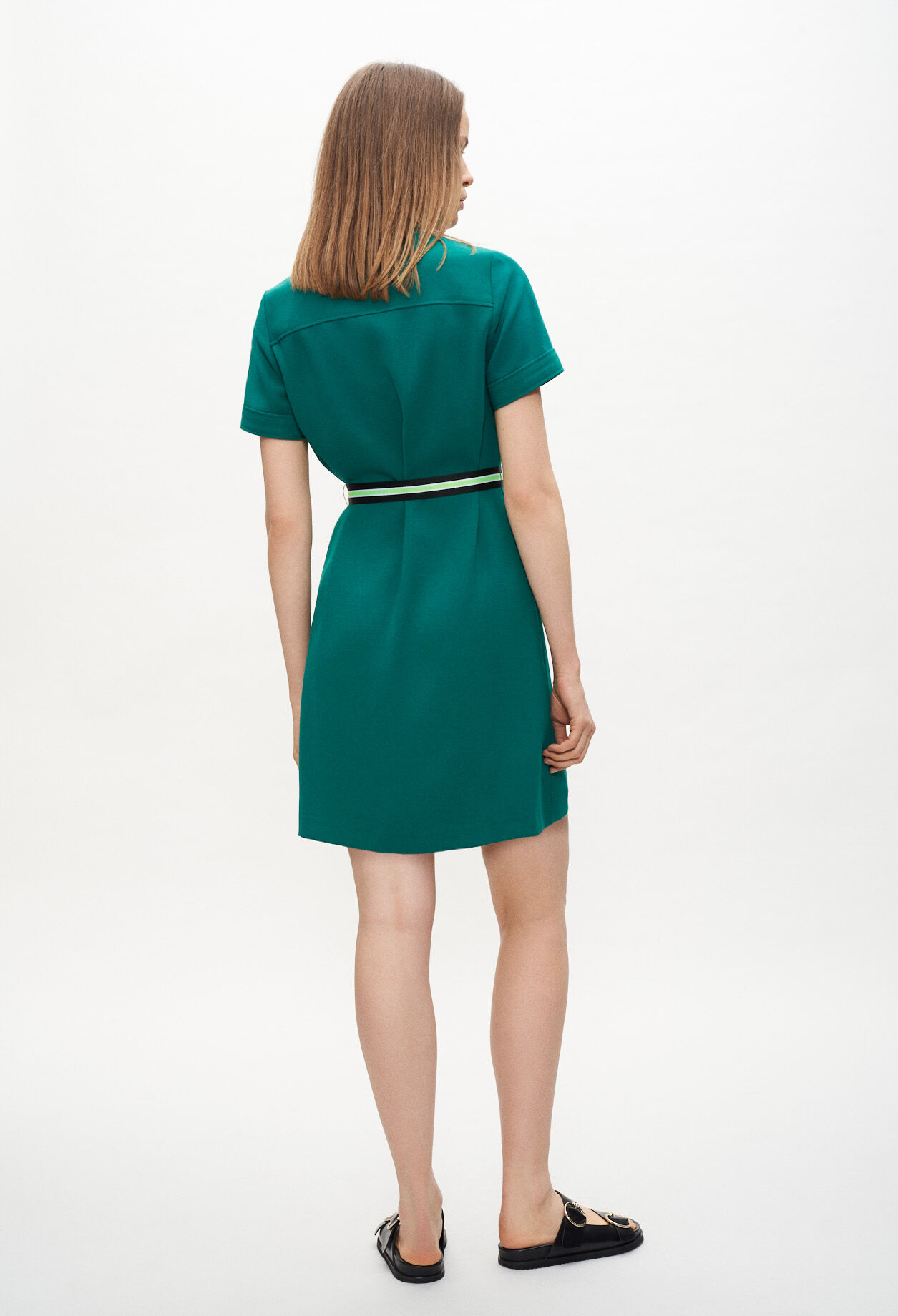 Vestido corto con cinturón