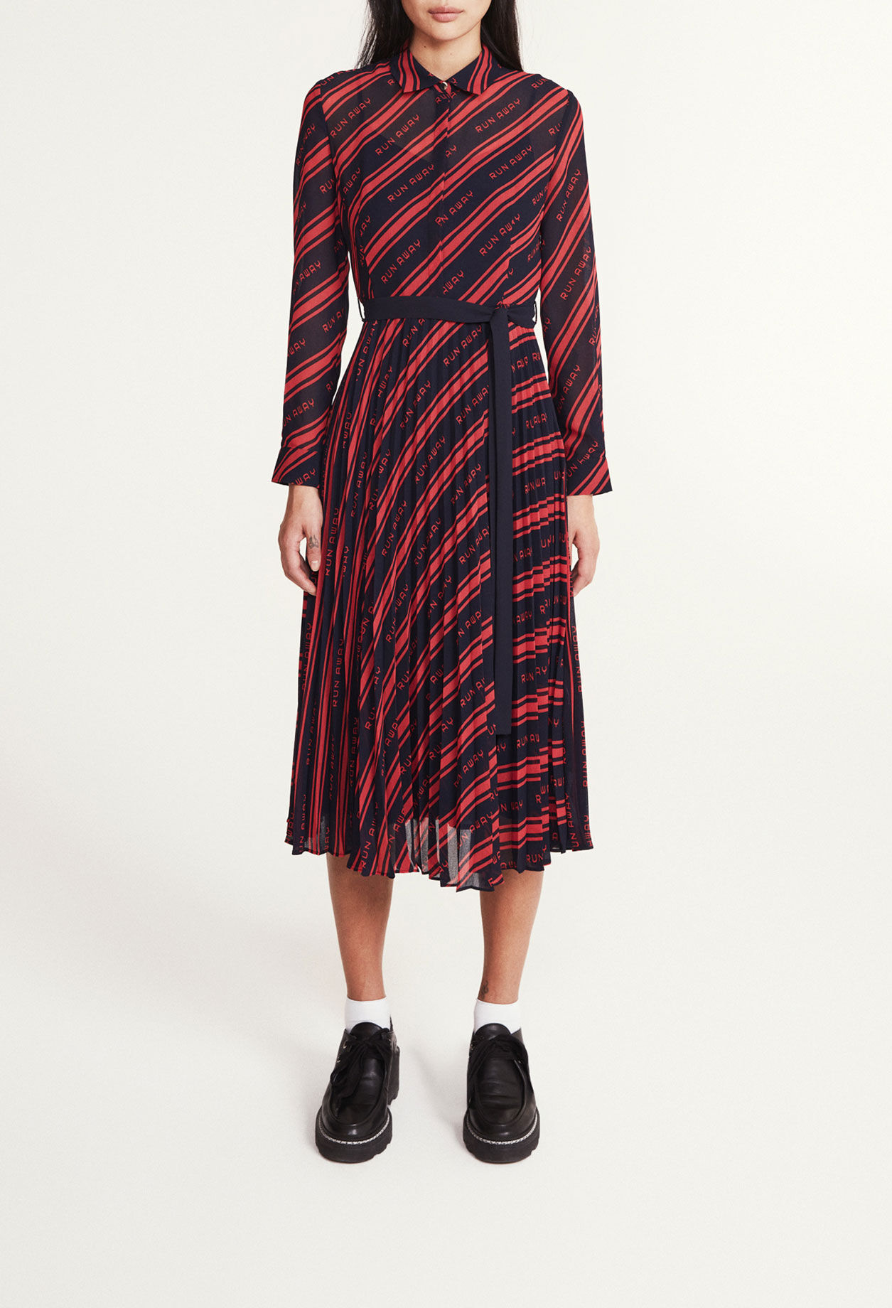 Vestido plisado de largo medio