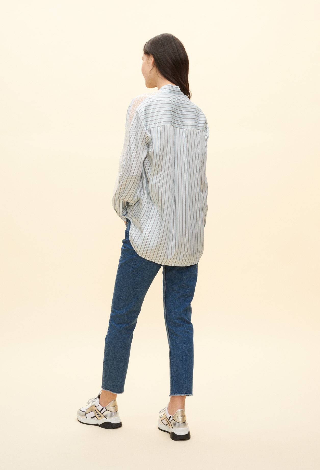 Camisa con cuello chalina