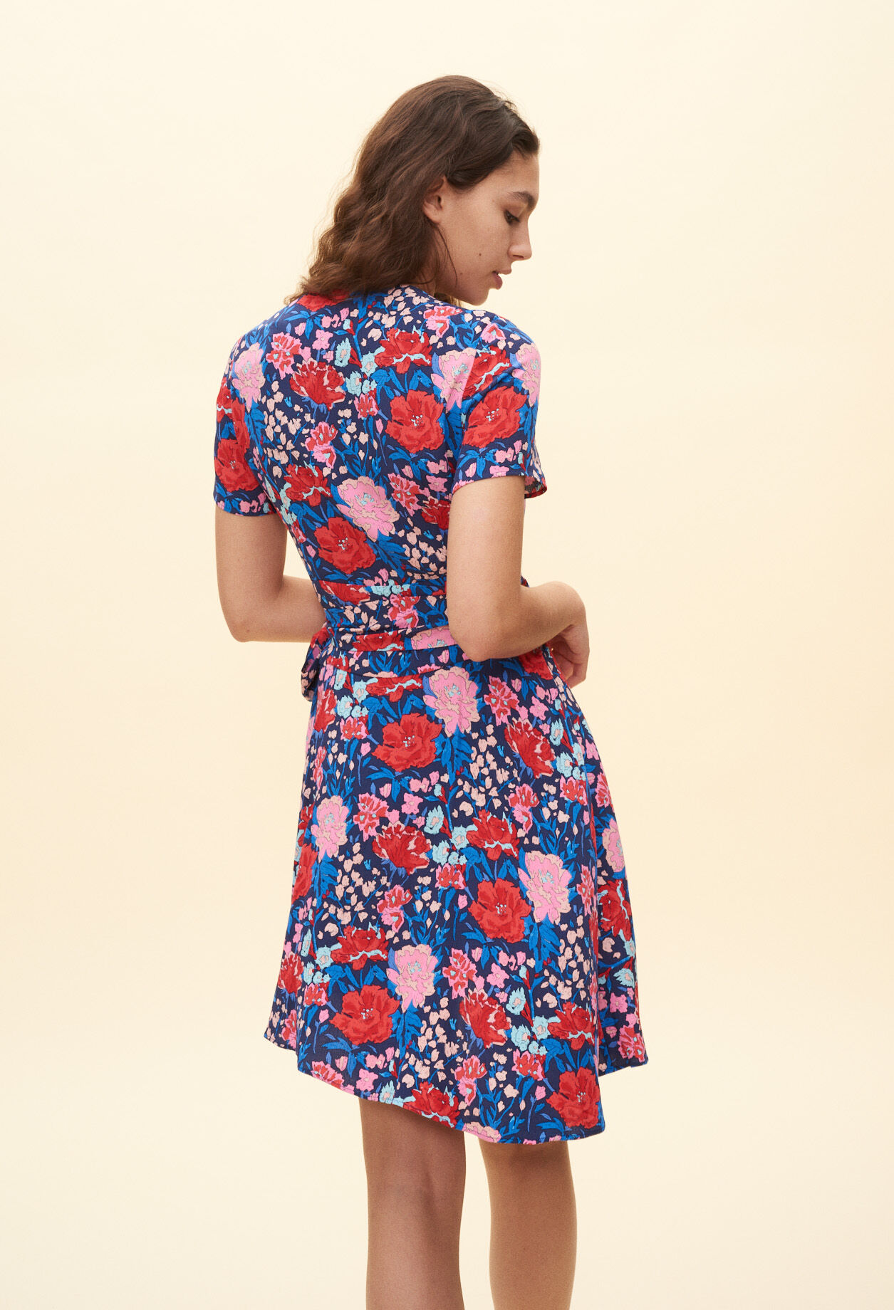 Vestido de flores asimétrico