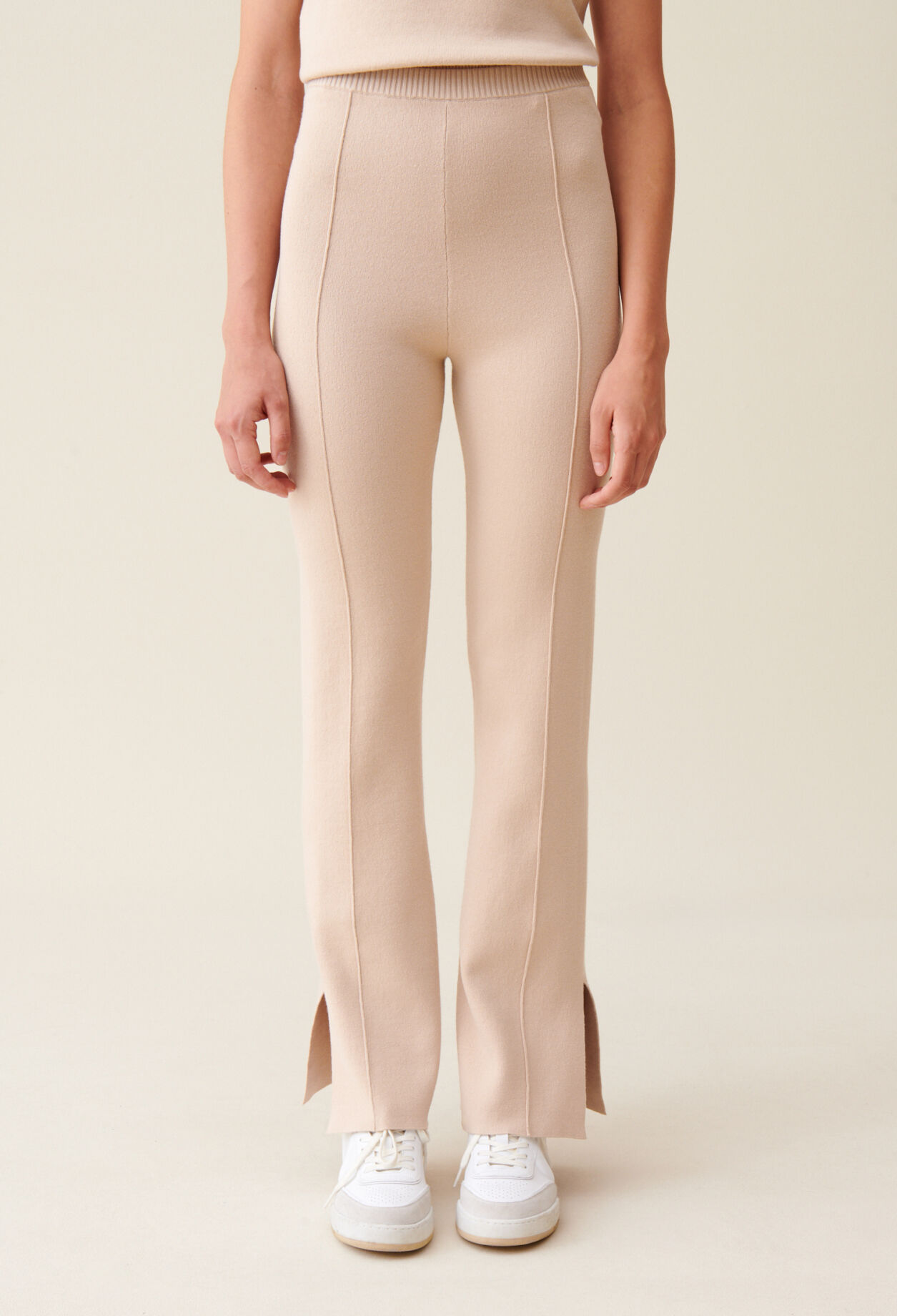 Pantalón recto y aperturas en tobillos
