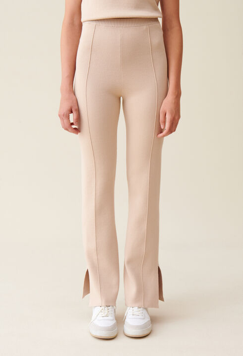 Pantalón recto y aperturas en tobillos