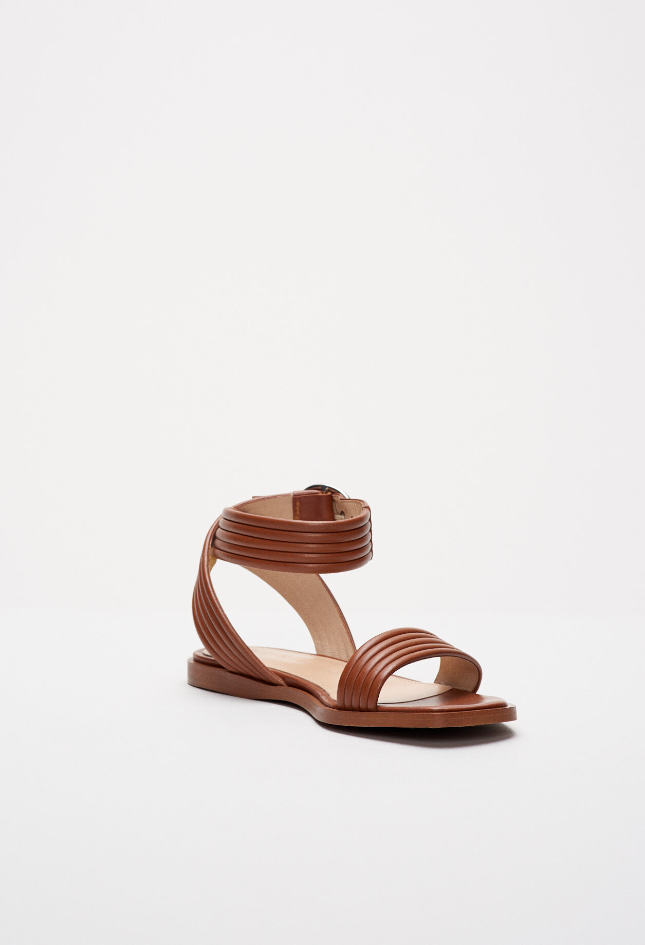 Sandalias planas con tiras