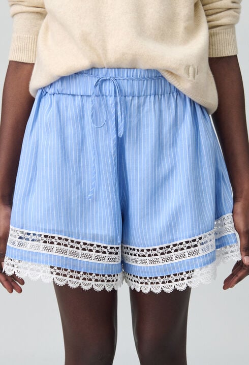 Short de rayas con encaje