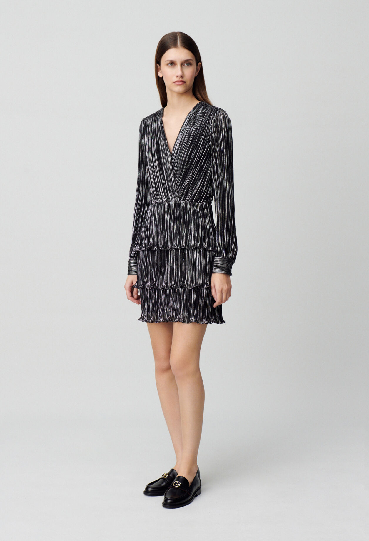 Vestido plateado corto de volantes