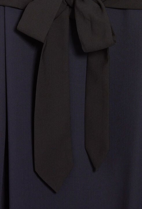 Vestido corto ceñido azul marino