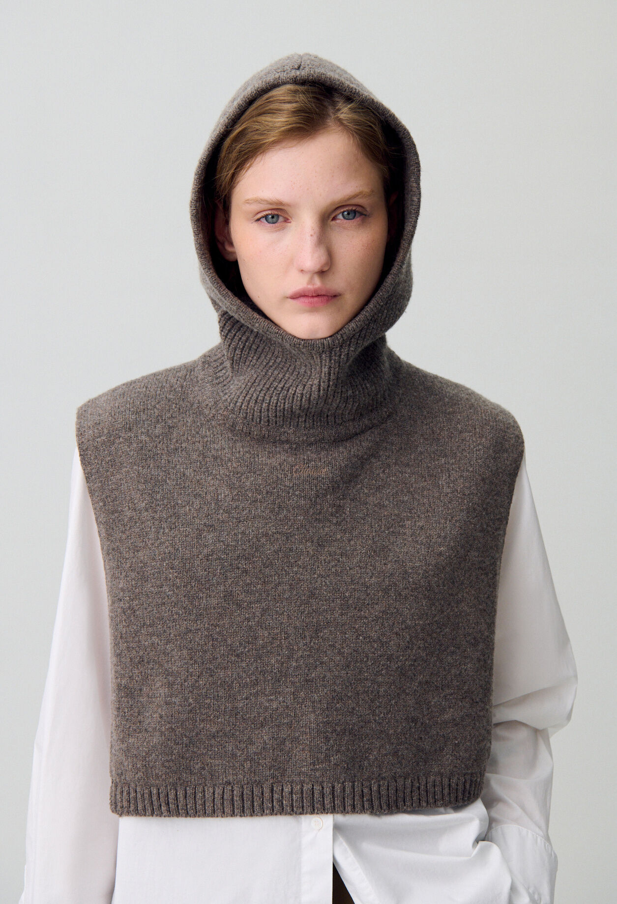 Collar de punto con capucha