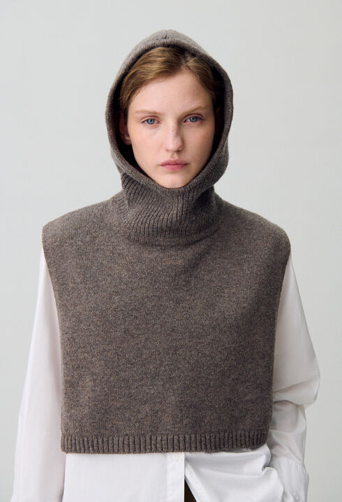 Collar de punto con capucha