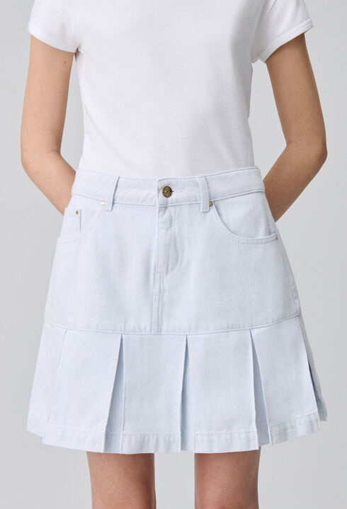 Falda corta de denim con pliegues