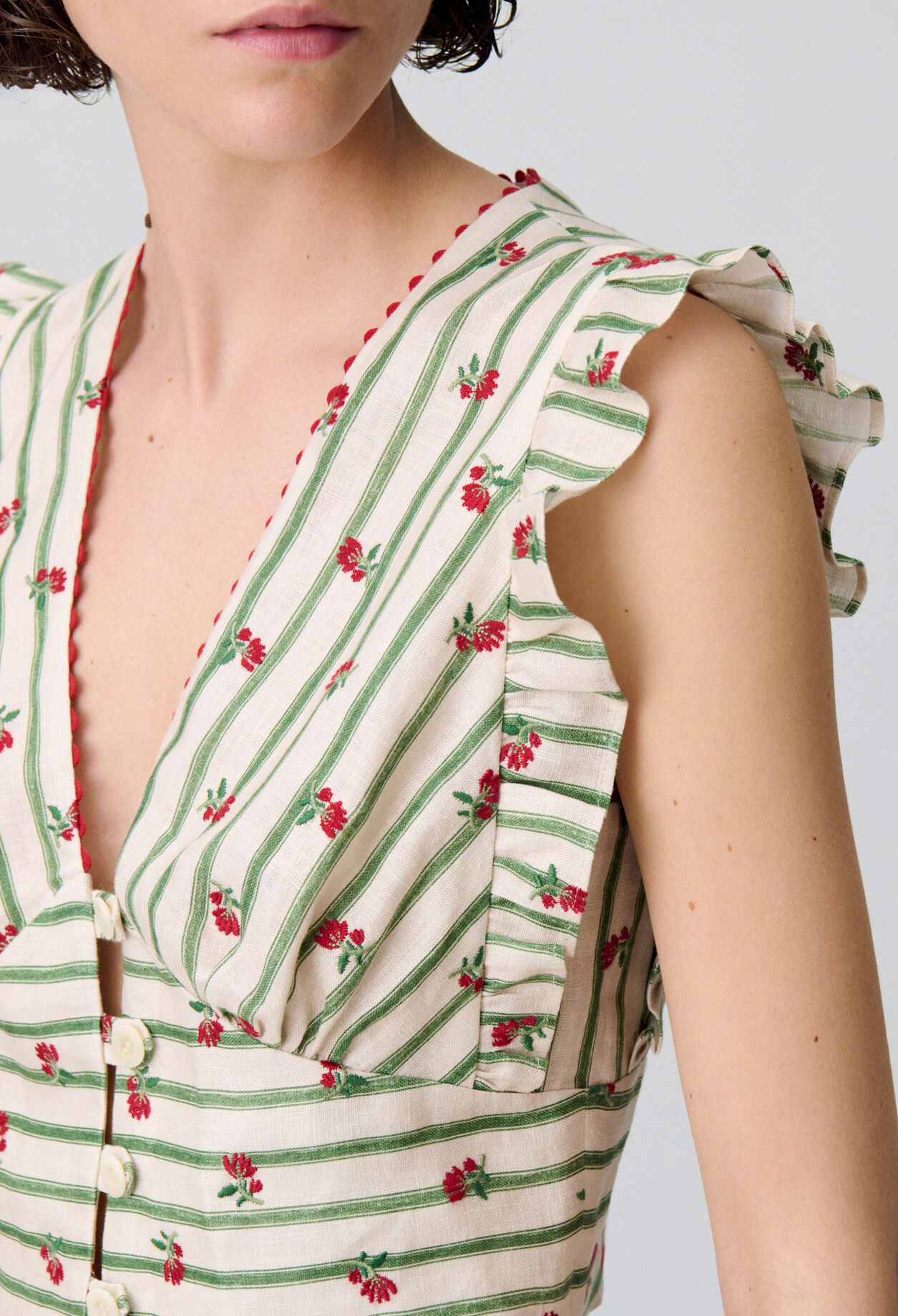 Top con volante y estampado