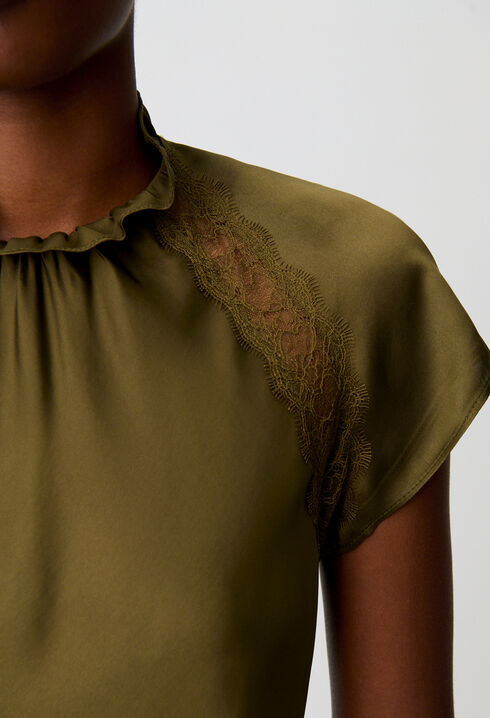 Top satinado cuello victoriano