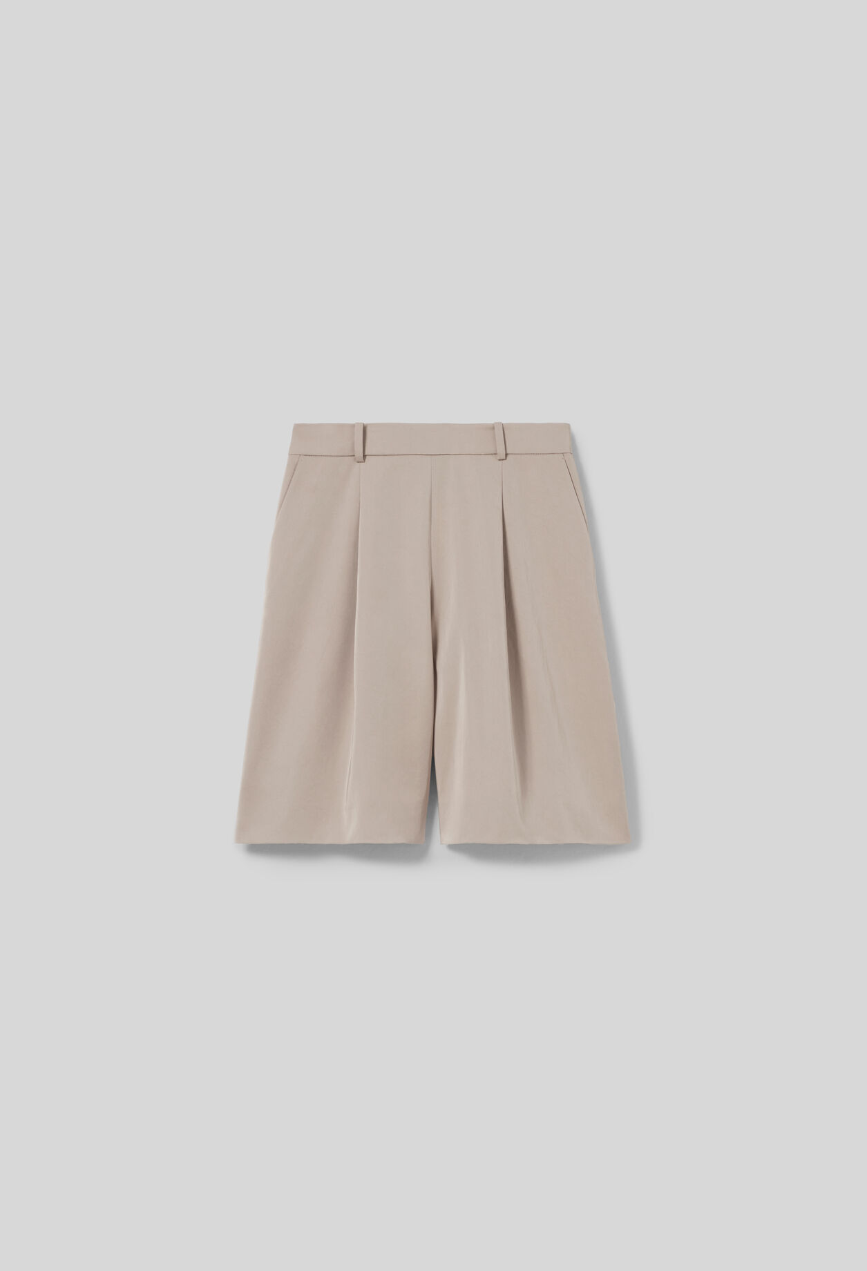 Bermudas cortos con pliegues