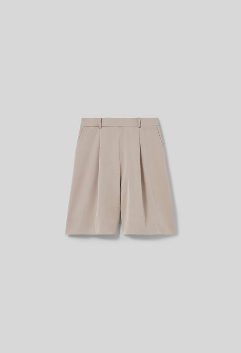 Bermudas cortos con pliegues