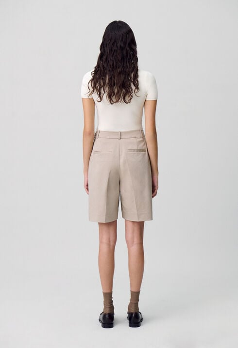 Bermudas cortos con pliegues