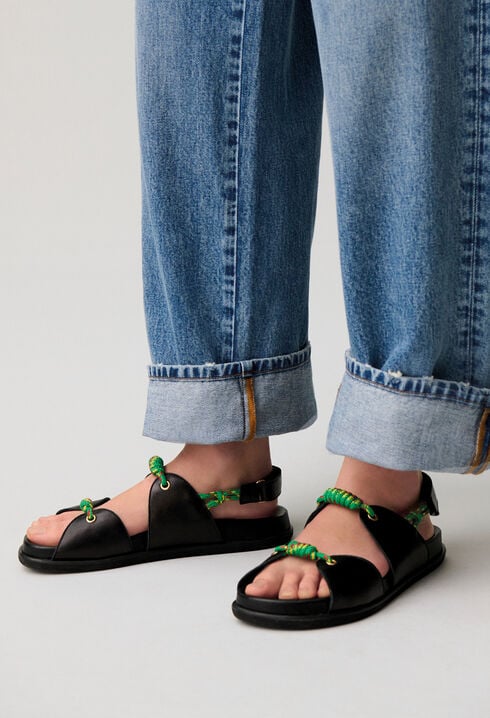 Sandalias tiras torcidas