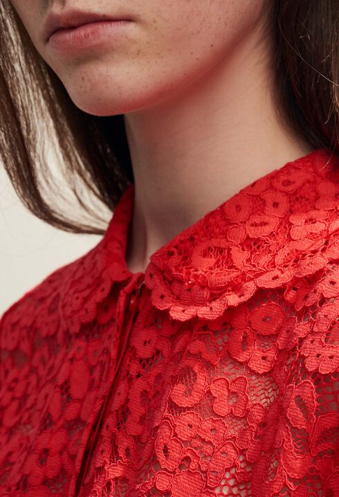 Top de encaje con cuello babero