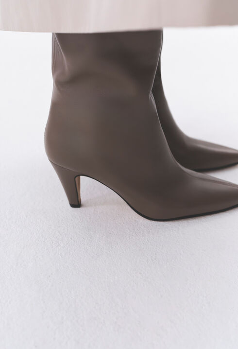 Botas de tacón de cuero liso