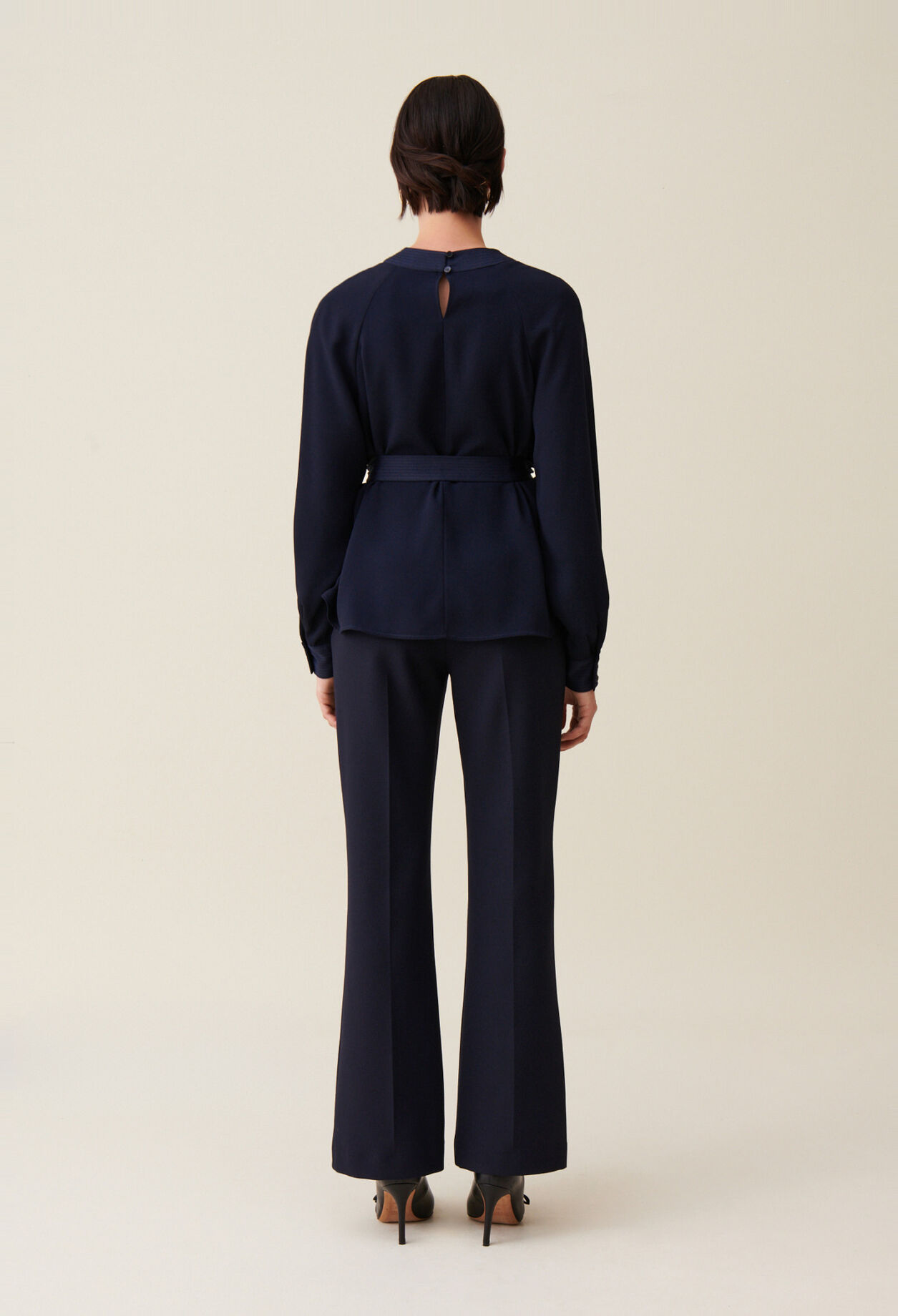 Blusa fluida cintur&oacute;n azul marino