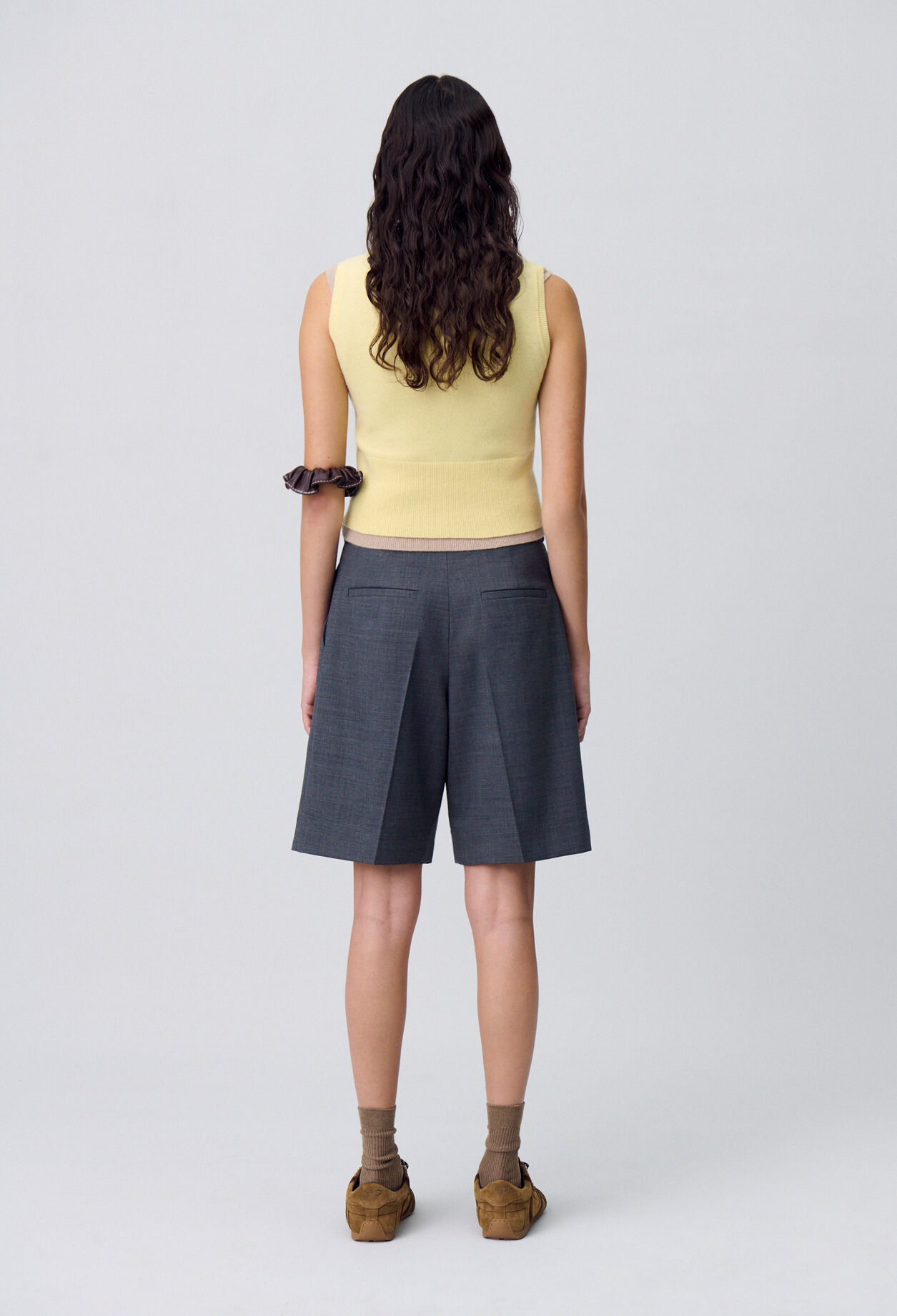 Bermudas cortos con pliegues