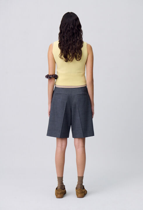 Bermudas cortos con pliegues