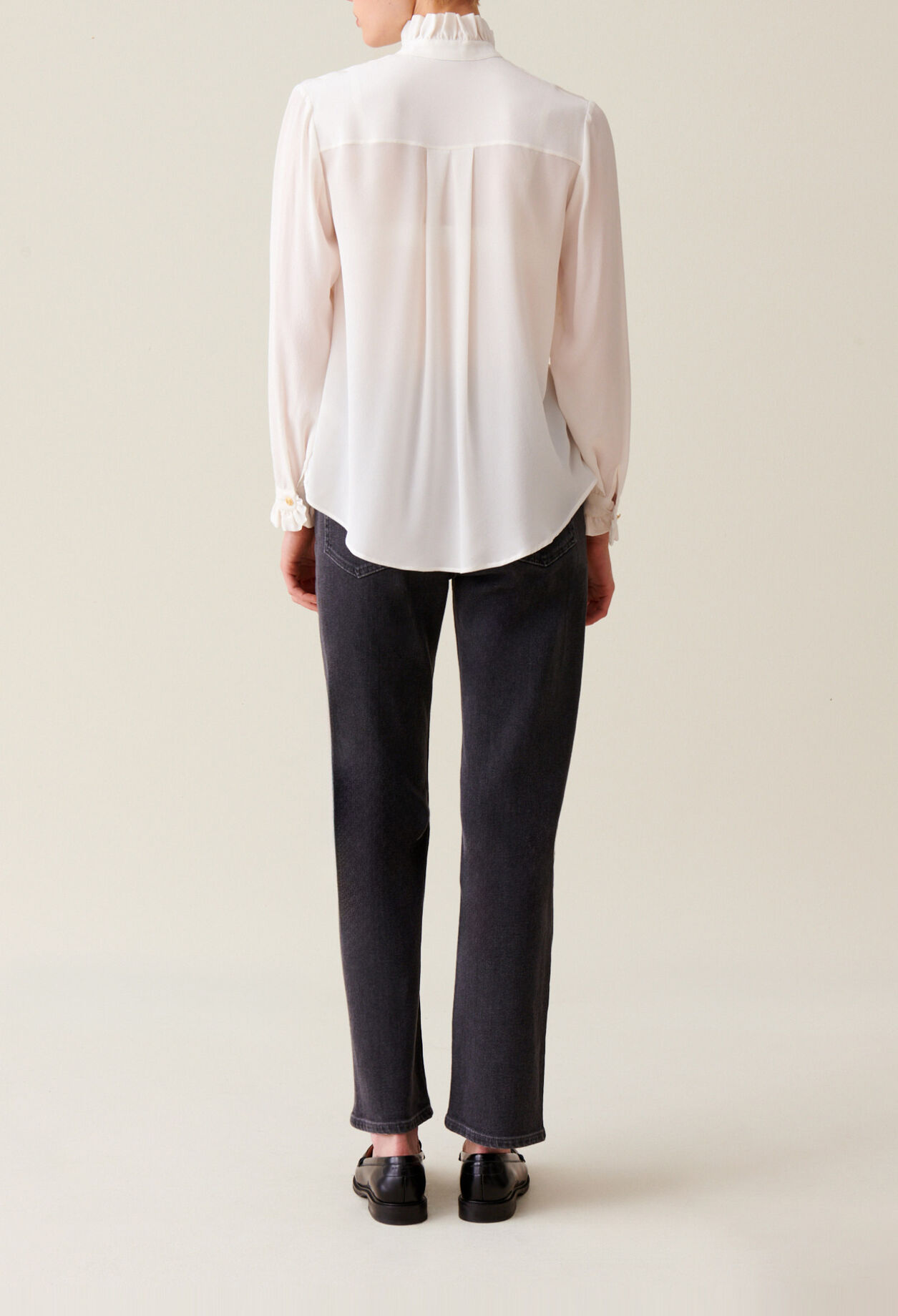 Blanco camisa de cuello ondulado