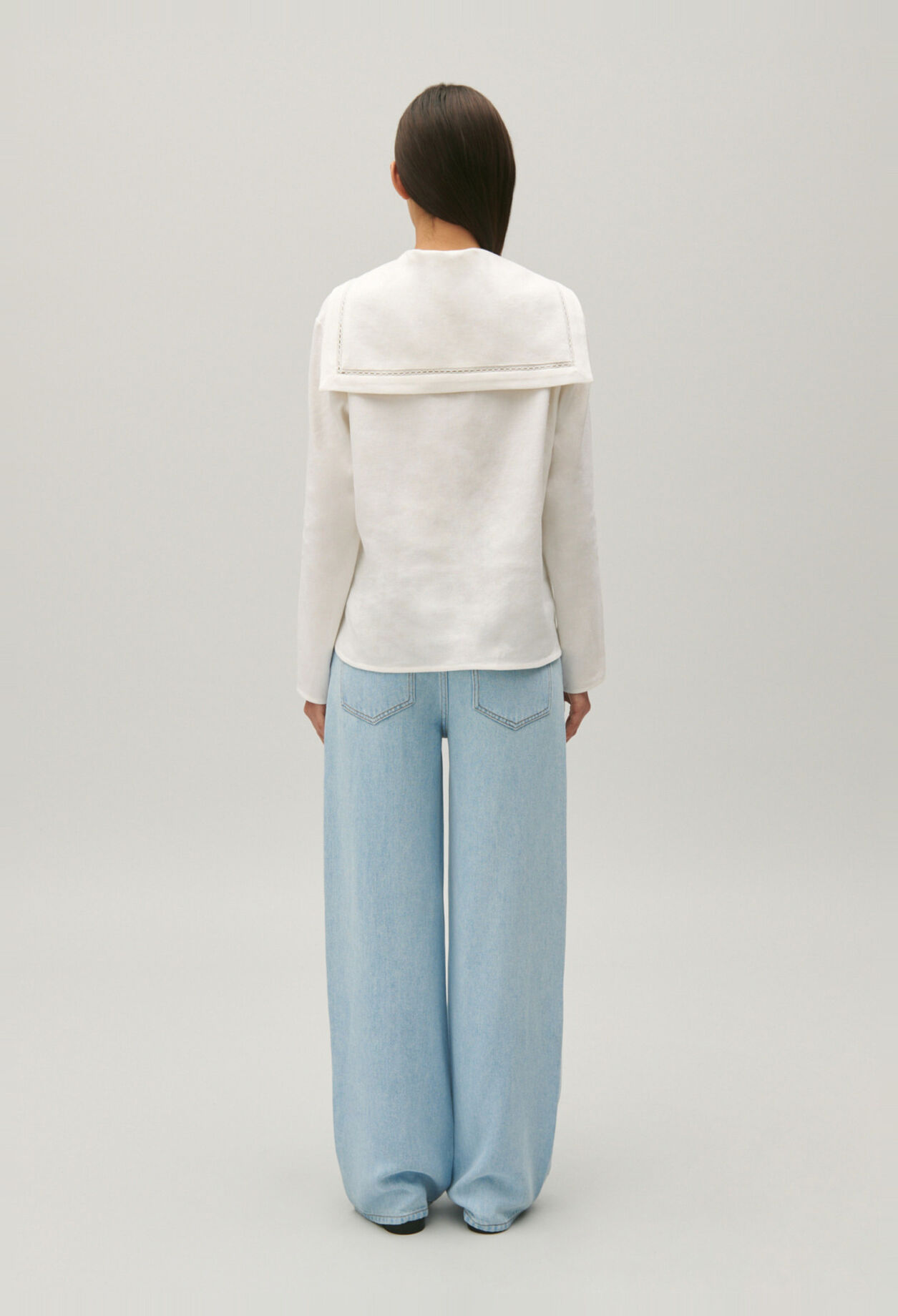 Top con cuello marinero de color crudo